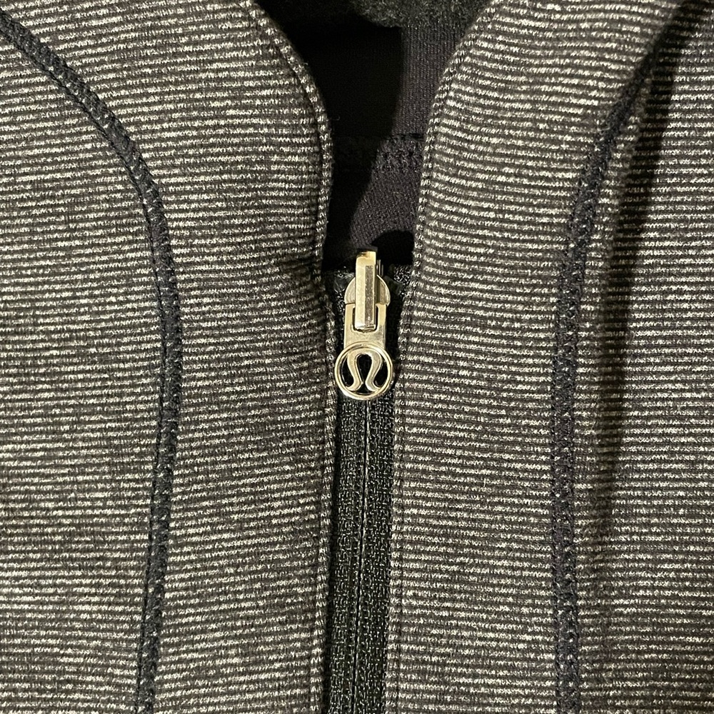 LULULEMON Run Switch Back 1/2 Zip Reversible Pullover grey black/black, size 4 - Picture 6 of 11